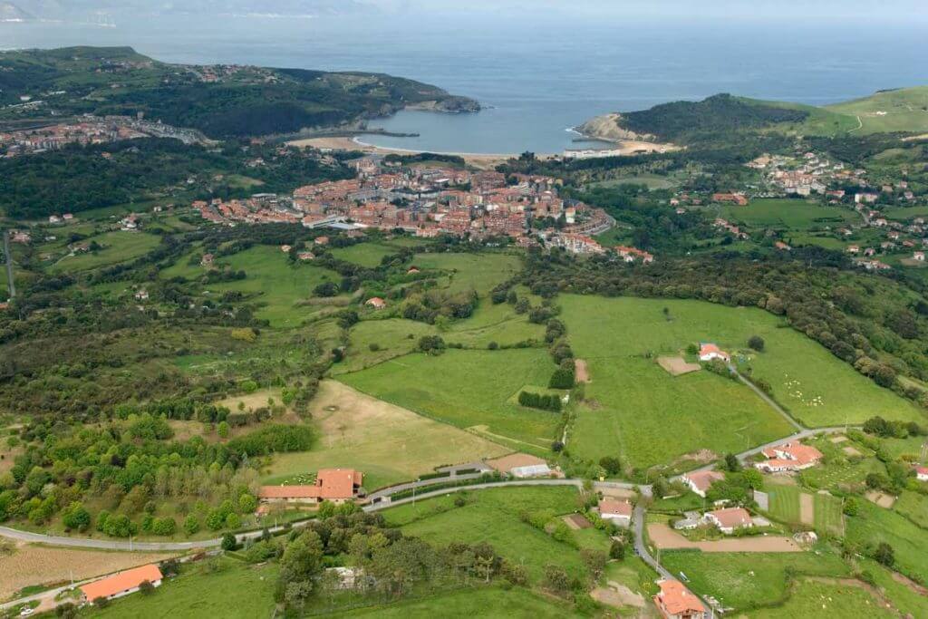 La bahía y la playa de Plentzia, junto a la finca para bodas Larrakoetxea